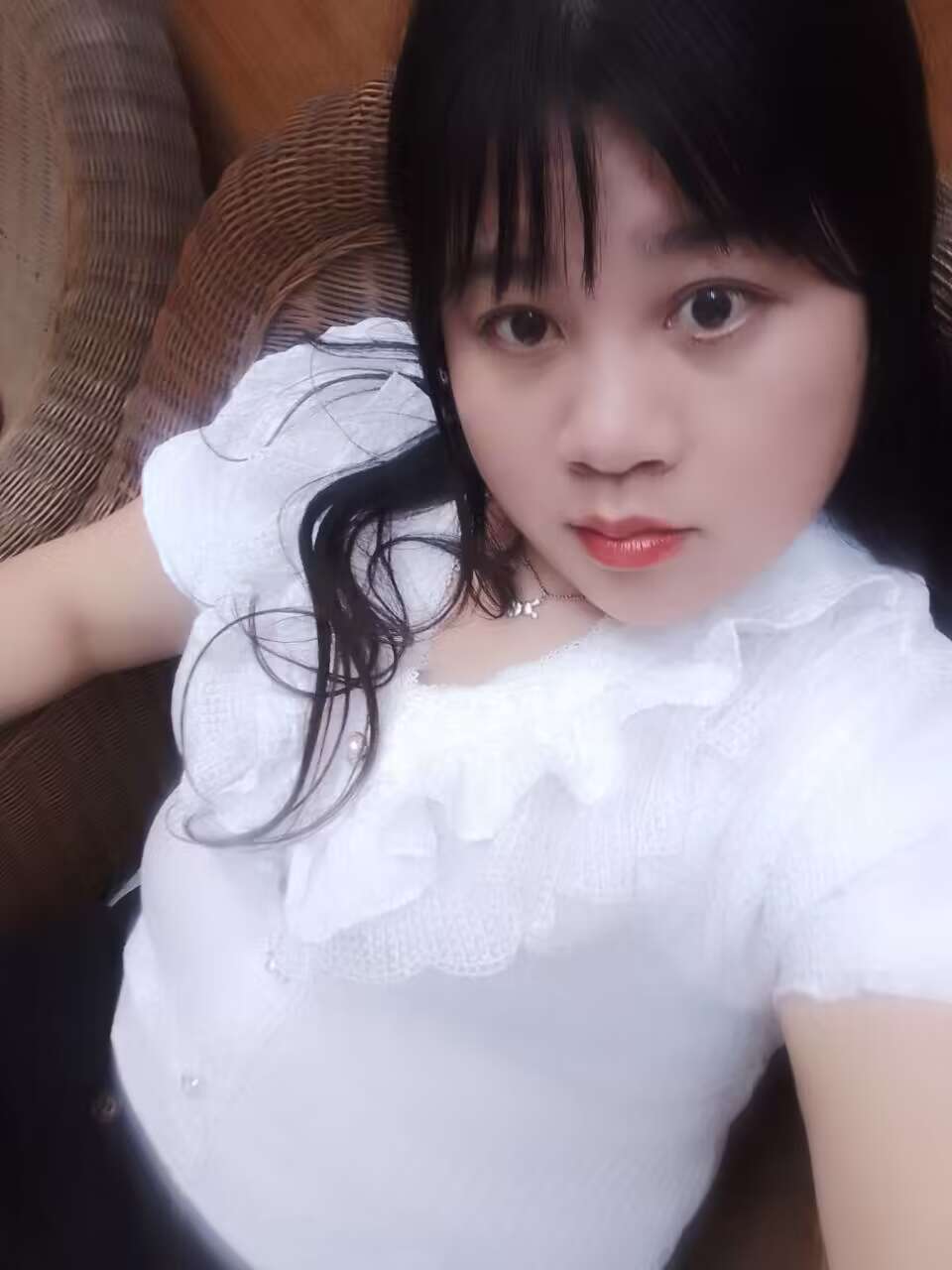 这还是美颜过的，真人五官完全不一样